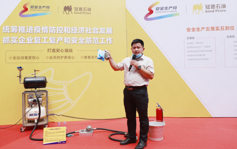 冠德石油防水滤芯供应商工作人员张龙飞做防水滤芯遇水实验演示 毛