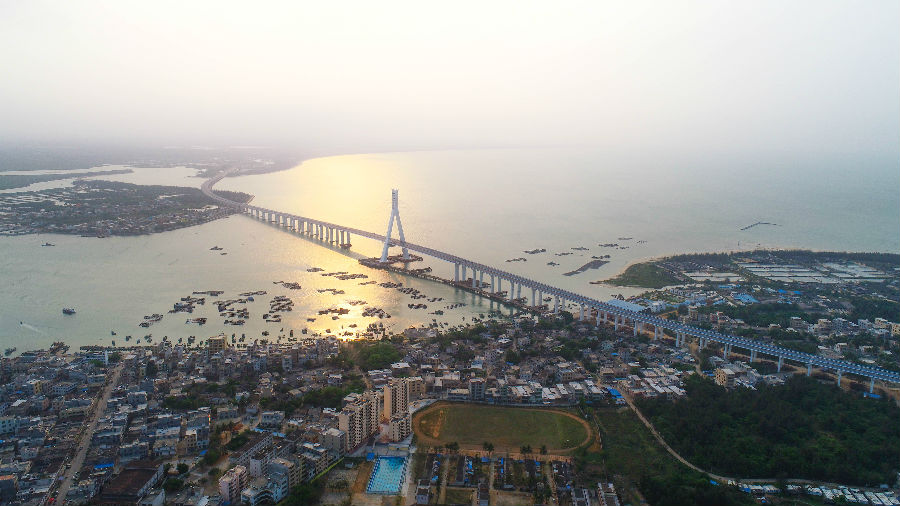 国内首座跨越地震活动断层特大桥——海南海文大桥建成通车