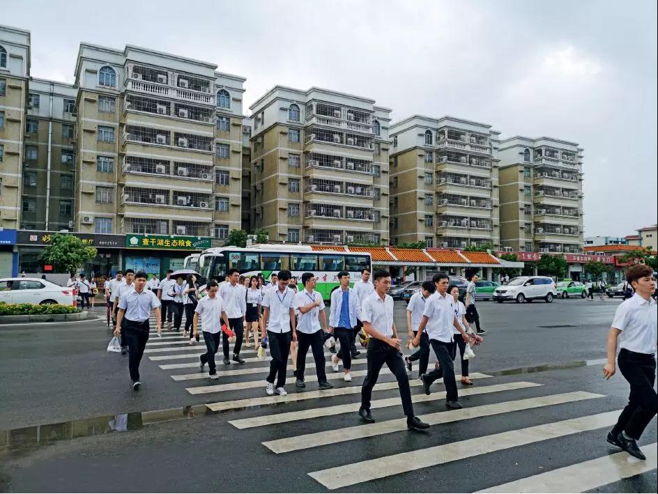 广东珠海格力电器的员工上班进厂.