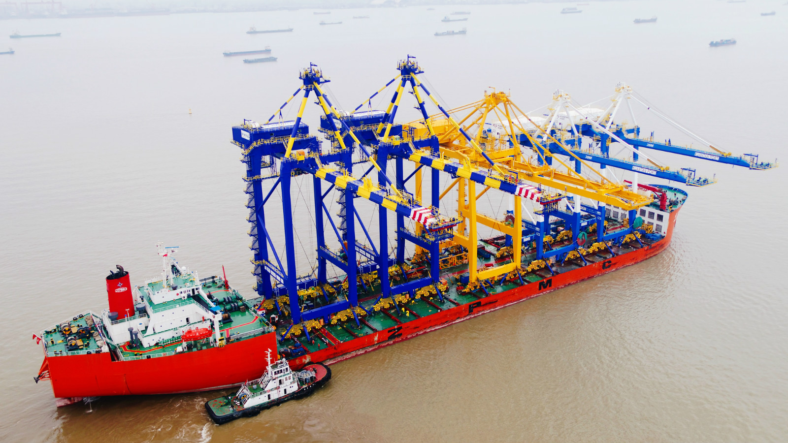 国内首次！振华重工完成2000吨岸桥模块车搬迁-港口网