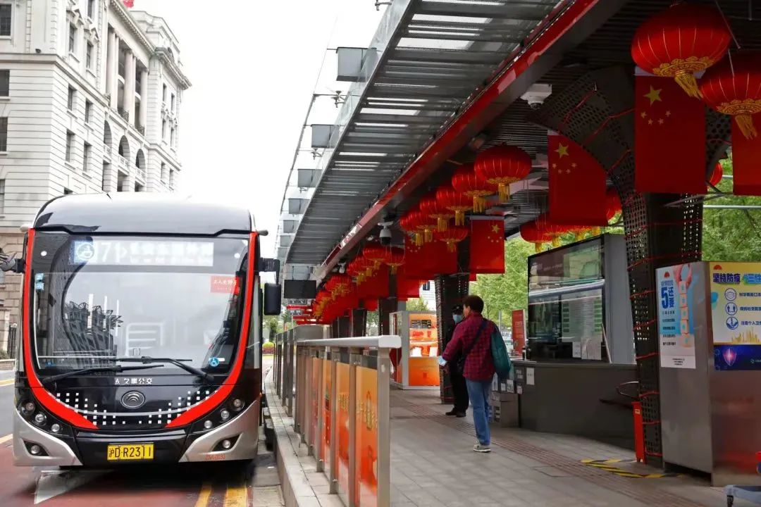 进博会前瞻探秘进博会主题专车上海71路公交车